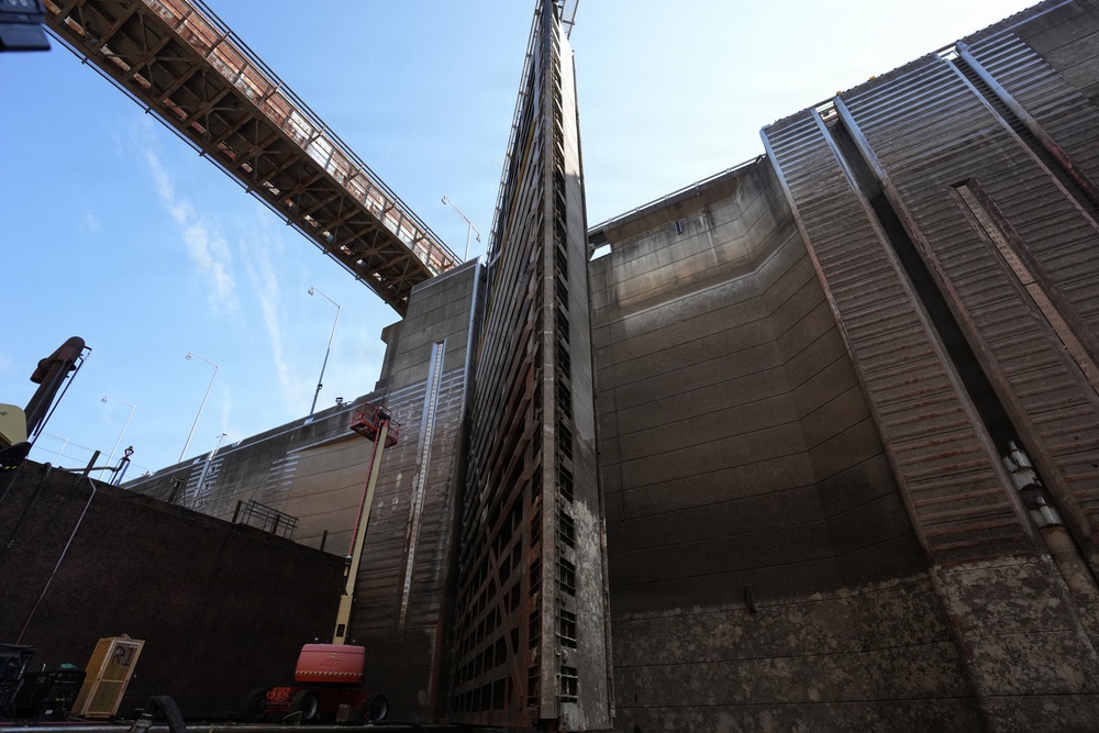Comporta de aço da eclusa Barkley exposta durante a drenagem, com plataforma elevatória junto à estrutura