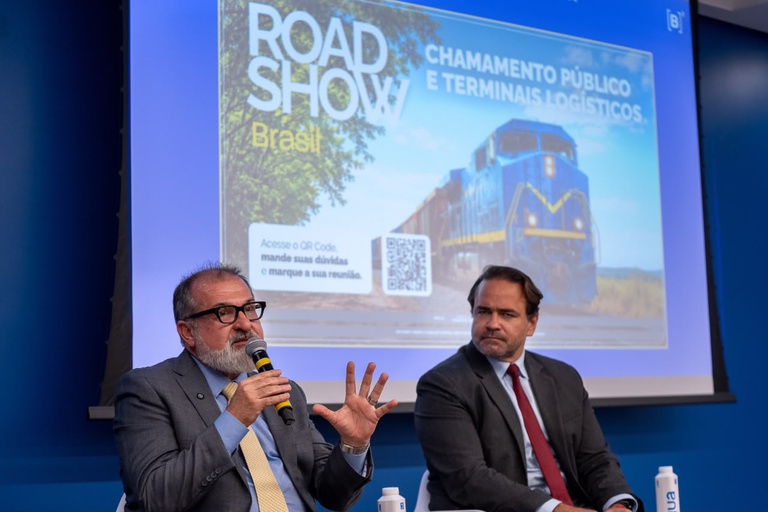 Representantes do Ministério dos Transportes apresentam na B3 a carteira de chamamentos públicos e terminais logísticos, diante de uma tela com imagem de trem